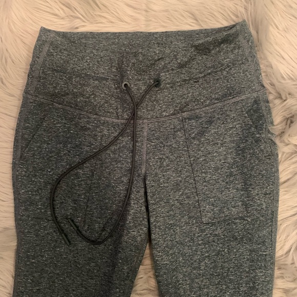 Old navy active leggings - Picture 2 of 4